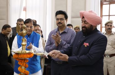 .नई दिल्ली में दिल्ली विश्वविद्यालय द्वारा ‘‘गांधी और आज का भारत’’ विषय पर आयोजित कार्यक्रम का दीप प्रज्वलित करते हुए राज्यपाल