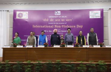नई दिल्ली में दिल्ली विश्वविद्यालय द्वारा ‘‘गांधी और आज का भारत’’ विषय पर आयोजित कार्यक्रम में प्रतिभाग करते हुए राज्यपाल