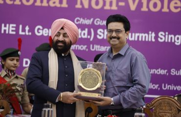 .राज्यपाल लेफ्टिनेंट जनरल गुरमीत सिंह (से नि) को स्मृति चिन्ह भेंट करते हुए दिल्ली विश्वविद्यालय के कुलपति प्रो0 योगेश सिंह।