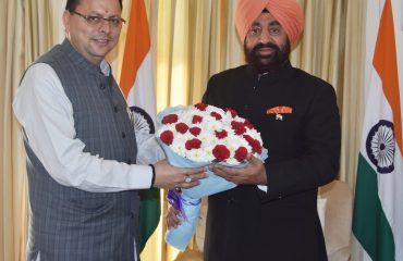 राज्यपाल लेफ्टिनेंट जनरल गुरमीत सिंह (से नि) से शिष्टाचार भेंट करते हुए मुख्यमंत्री श्री पुष्कर सिंह धामी।