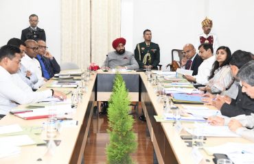 राजभवन में समस्त राज्य विश्वविद्यालयों के कुलपतियों के साथ बैठक करते हुए राज्यपाल लेफ्टिनेंट जनरल गुरमीत सिंह (से नि)।