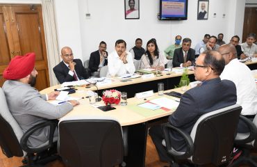 राज्यपाल/कुलाधिपति राज्य विश्वविद्यालय ने समस्त राज्य विश्वविद्यालयों की बैठक ली।