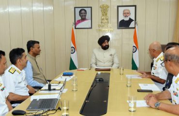 राष्ट्रीय जल सर्वेक्षण कार्यालय, नेशनल रीमोट सेंसिंग सेंटर (Nऔर भारतीय सर्वेक्षण विभाग के वरिष्ठ अधिकारियों से वार्ता करते हुए राज्यपाल।