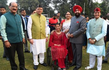 राजभवन में आयोजित स्वल्पाहार कार्यक्रम के अवसर पर मुख्यमंत्री पुष्कर सिंह धामी एवं अन्य महानुभावों से मुलाकात करते हुए राज्यपाल।