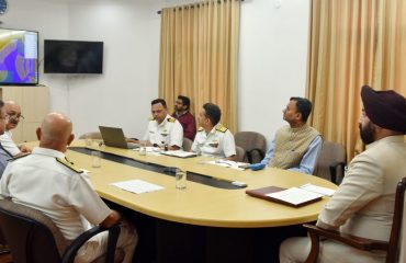 राष्ट्रीय जल सर्वेक्षण कार्यालय, नेशनल रीमोट सेंसिंग सेंटर (NRSC) और भारतीय सर्वेक्षण विभाग के वरिष्ठ अधिकारियों से वार्ता करते हुए राज्यपाल।