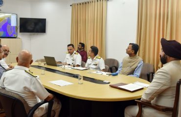 राष्ट्रीय जल सर्वेक्षण कार्यालय, नेशनल रीमोट सेंसिंग सेंटर (NRSC) और भारतीय सर्वेक्षण विभाग के वरिष्ठ अधिकारियों से वार्ता करते हुए राज्यपाल।