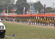 Governor taking salute after inspecting the rathik parade in the main program organized in Police Line.;?>