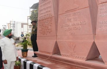 जीएमएस रोड में स्व0 मेजर जनरल ठाकुर महादेव सिंह की स्मृति में बने त्रि-स्तंभ का अवलोकन करते हुए राज्यपाल।