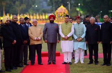 आयोजित स्वल्पाहार कार्यक्रम के अवसर पर मुख्यमंत्री पुष्कर सिंह धामी एवं अन्य महानुभावों से मुलाकात करते हुए राज्यपाल।