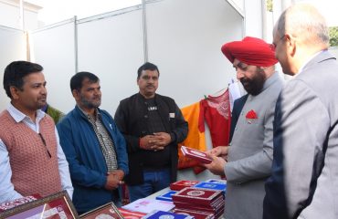 Governor inspected the stalls of various cooperative institutions and government departments and got information about the products at the festival.