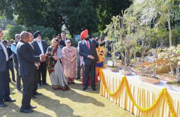 राजभवन में बोनसाई पौधों का अवलोकन करते हुए राज्यपाल लेफ्टिनेंट जनरल गुरमीत सिंह (से नि)।