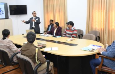 राज्यपाल के समक्ष विश्वविद्यालय द्वारा डेवलप किए गए ईआरपी सॉफ्टवेयर सिस्टम को प्रस्तुत करते हुए कुमाऊँ विश्वविद्यालय के कुलपति।