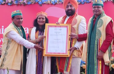 ग्राफिक एरा हिल यूनिवर्सिटी के तृतीय दीक्षांत समारोह के अवसर पर अभिनेत्री हिमानी भट्ट शिवपुरी को डॉक्टरेट की मानद उपाधि से सम्मानित करते हुए राज्यपाल।