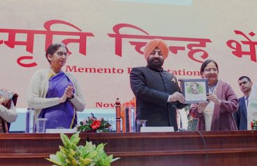 Vice Chancellor of Doon University Prof. Surekha Dangwal presenting a memento to the Governor on the occasion of two-day international seminar organized at Doon University.