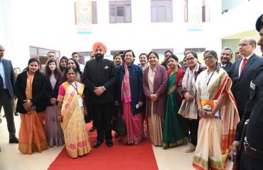 दून विश्वविद्यालय में आयोजित दो दिवसीय अन्तर्राष्ट्रीय संगोष्ठी के अवसर पर महिलाओं के साथ राज्यपाल।