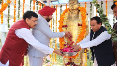 Governor paying rich tributes to the great freedom fighter Pandit Ram Sumer Shukla.