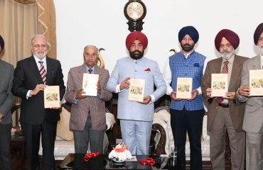 ‘‘अलॉंग केम ए वॉरियरः बंदाज धर्म युद्ध एंड सिख थ्योरी ऑफ जस्ट वॉर’’ ALONG CAME A WARRIOR: BANDA’S DHARAMYUDH AND THE SIKH THEORY OF JUST WAR पुस्तक का विमोचन करते हुए राज्यपाल