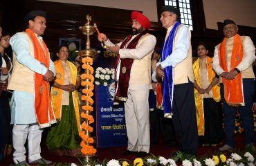 एफआरआई सभागार में हेमवती नंदन बहुगुणा चिकित्सा शिक्षा विश्वविद्यालय के पांचवें दीक्षांत समारोह का दीप प्रज्वलित कर शुभारम्भ करते हुए राज्यपाल ।