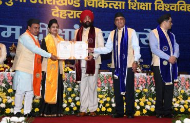 श्रीमती लीला मसीह को डॉक्टरेट की मानद उपाधि प्रदान करते हुए राज्यपाल।