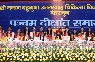 एफआरआई सभागार में हेमवती नंदन बहुगुणा चिकित्सा शिक्षा विश्वविद्यालय के पांचवें दीक्षांत समारोह में उपाधियां एवं मेडल धारक छात्र-छात्राओं के साथ राज्यपाल ।