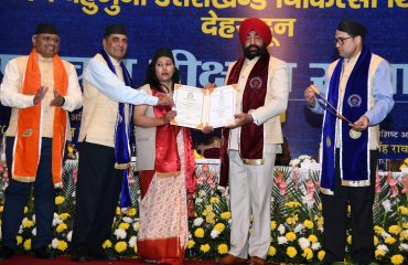 एफआरआई सभागार में हेमवती नंदन बहुगुणा चिकित्सा शिक्षा विश्वविद्यालय के पांचवें दीक्षांत समारोह में छात्रा को उपाधि प्रदान करते हुए राज्यपाल।