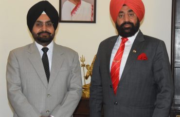 राज्यपाल से मुलाकात करते हुए मुख्य सचिव डॉ. एस. एस. संधू।