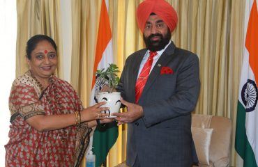 राज्यपाल लेफ्टिनेंट जनरल गुरमीत सिंह (से नि) से मुलाकात करती हुईं विधानसभा अध्यक्ष ऋतु खंडूड़ी भूषण।