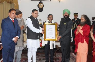 Governor presenting the Excellence Award of “World Book of Records” London to Dr. Rakesh Kumar, Chairman, Uttarakhand Public Service Commission in a program organized at Raj Bhawan.