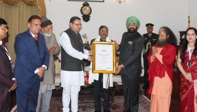 Governor presenting the Excellence Award of “World Book of Records” London to Dr. Rakesh Kumar, Chairman, Uttarakhand Public Service Commission in a program organized at Raj Bhawan.