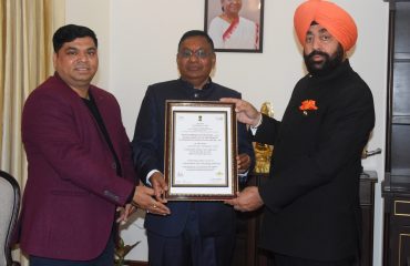 राज्यपाल से उत्तराखण्ड मुक्त विश्वविद्यालय के कुलपति प्रोफ़ेसर ओमप्रकाश नेगी ने शिष्टाचार भेंट की।