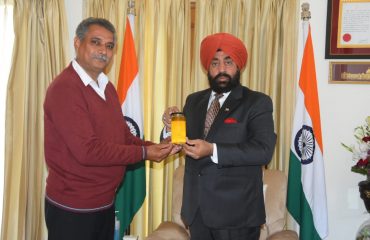 Governor meeting the officials of the Horticulture Department and the silencers.