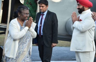 Governor welcoming Her Excellency the President Mrs. Draupadi Murmu at Jollygrant Airport on her arrival.