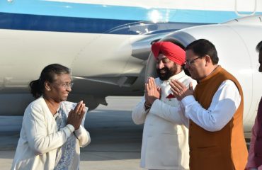 राष्ट्रपति श्रीमती द्रौपदी मुर्मु के उत्तराखण्ड आगमन पर जौलीग्रांट एयरपोर्ट पर उनका स्वागत करते हुए राज्यपाल।