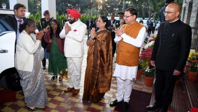 Governor welcoming Hon'ble President Draupadi Murmu at the Raj Bhawan on her arrival in Uttarakhand.