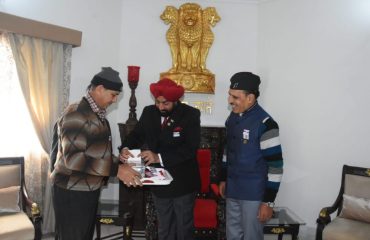 Governor giving contribution to the Armed Forces Flag Fund.