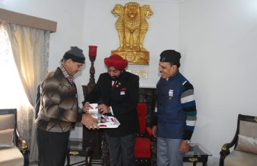 सशस्त्र सेना झंडा कोष में सहयोग राशि प्रदान करते हुए राज्यपाल।
