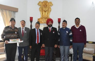 राज्यपाल के साथ निदेशक, सैनिक कल्याण एवं पुनर्वास ब्रिगेडियर अमृत लाल (से नि) एवं अन्य अधिकारीगण।