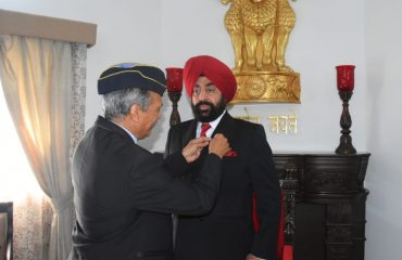 “सशस्त्र सेना झंडा दिवस” के अवसर पर राज्यपाल को फ़्लैग लगाते हुए निदेशक, सैनिक कल्याण एवं पुनर्वास ब्रिगेडियर अमृत लाल (से नि)।