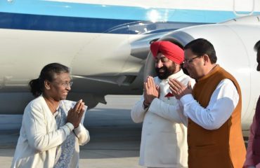 Governor welcoming president Mrs. Draupadi Murmu at Jollygrant Airport on her arrival in Uttarakhand.