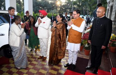 महामहिम राष्ट्रपति श्रीमती द्रौपदी मुर्मु के उत्तराखण्ड आगमन पर राजभवन में उनका स्वागत करते हुए राज्यपाल।