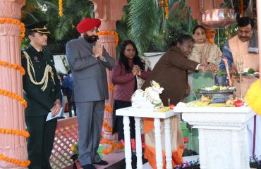 Smt. Droupadi Murmu performing Rudrabhishek at Raj Pragyeshwar Mahadev Temple, Raj Bhawan along with Governor