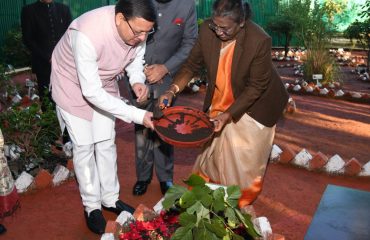 Smt. Droupadi Murmu planting Palash sapling on the inauguration of ‘Nakshatra Vatika’ at Raj Bhawan. Also present is Governor