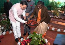 Smt. Droupadi Murmu planting Palash sapling on the inauguration of ‘Nakshatra Vatika’ at Raj Bhawan. Also present is Governor;?>