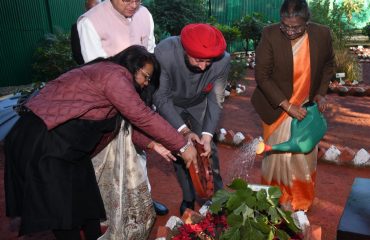 President Smt. Droupadi Murmu planting Palash sapling on the inauguration of ‘Nakshatra Vatika’ at Raj Bhawan. Also present is Governor