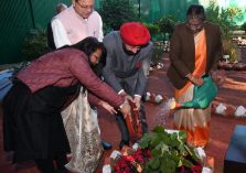 President Smt. Droupadi Murmu planting Palash sapling on the inauguration of ‘Nakshatra Vatika’ at Raj Bhawan. Also present is Governor;?>