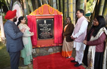 राजभवन स्थित नक्षत्र वाटिका का उद्घाटन करती हुईं राष्ट्रपति श्रीमती द्रौपदी मुर्मु साथ में राज्यपाल