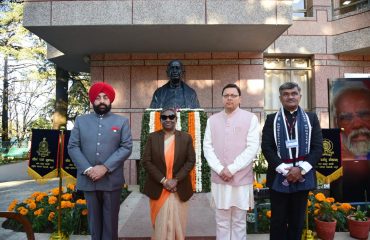 लाल बहादुर शास्त्री राष्ट्रीय प्रशासन अकादमी परिसर में पूर्व प्रधानमंत्री लाल बहादुर शास्त्री एवं पूर्व उप प्रधानमंत्री सरदार बल्लभ भाई पटेल की मूर्तियों पर माल्यार्पण कर उन्हें श्रद्धांजलि अर्पित करती हुईं राष्ट्रपति श्रीमती द्रौपदी मुर्मू साथ में राज्यपाल।
