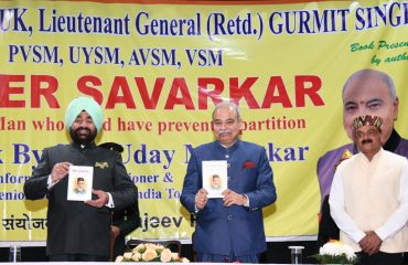 राज्यपाल ने केंद्रीय सूचना आयुक्त श्री उदय माहुरकर द्वारा लिखी गई पुस्तक “वीर सावरकर” का विमोचन किया।