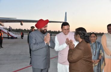 Governor Lt. Gen. Gurmit Singh (Retd) bids adieu to Her Excellency President Mrs. Droupadi Murmu ji at Jolly Grant Airport.