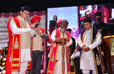 President Smt. Droupadi Murmu ji and Governor Lt. Gen. Gurmit Singh (Retd) inaugurating the third convocation of Doon University by lighting the lamp.